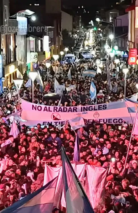 bandera en el medio del acto